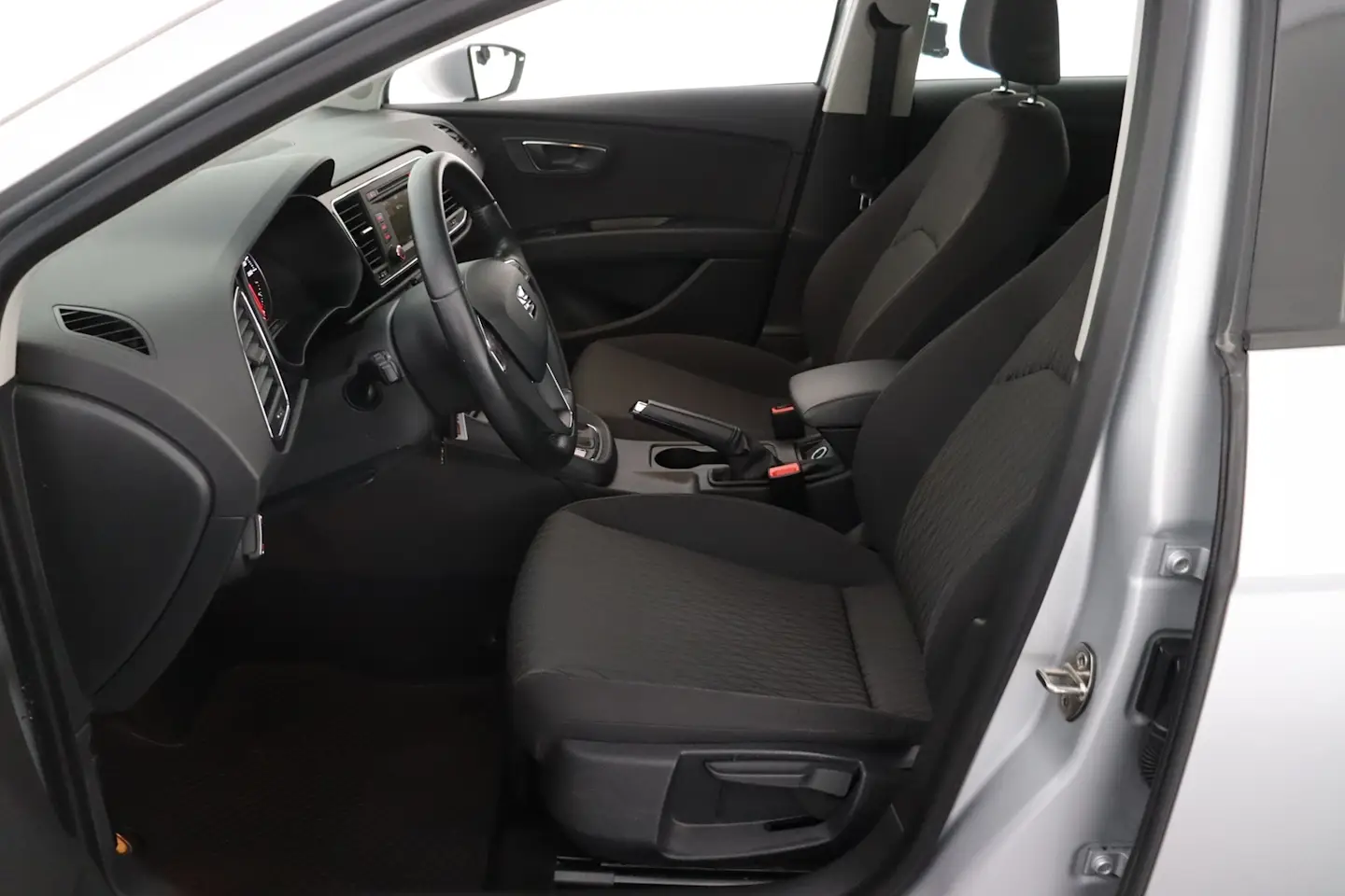 Car Image - YPOrlWmJmYLNe6C14EcXY