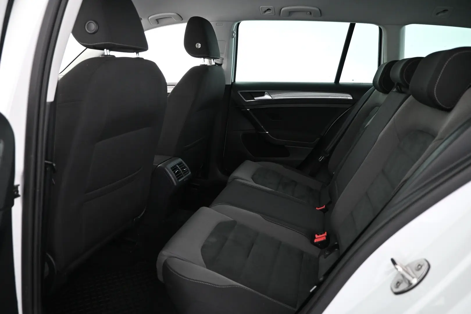 Car Image - 3xc09QO6xg85KbtzEDsQrM