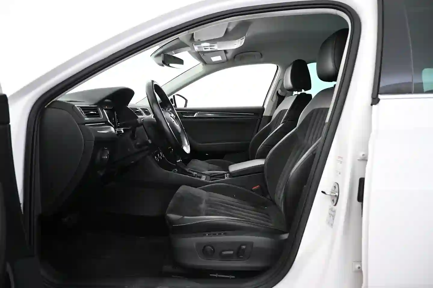Car Image - 1hTWXRO9i0JH1CttTJJFt3