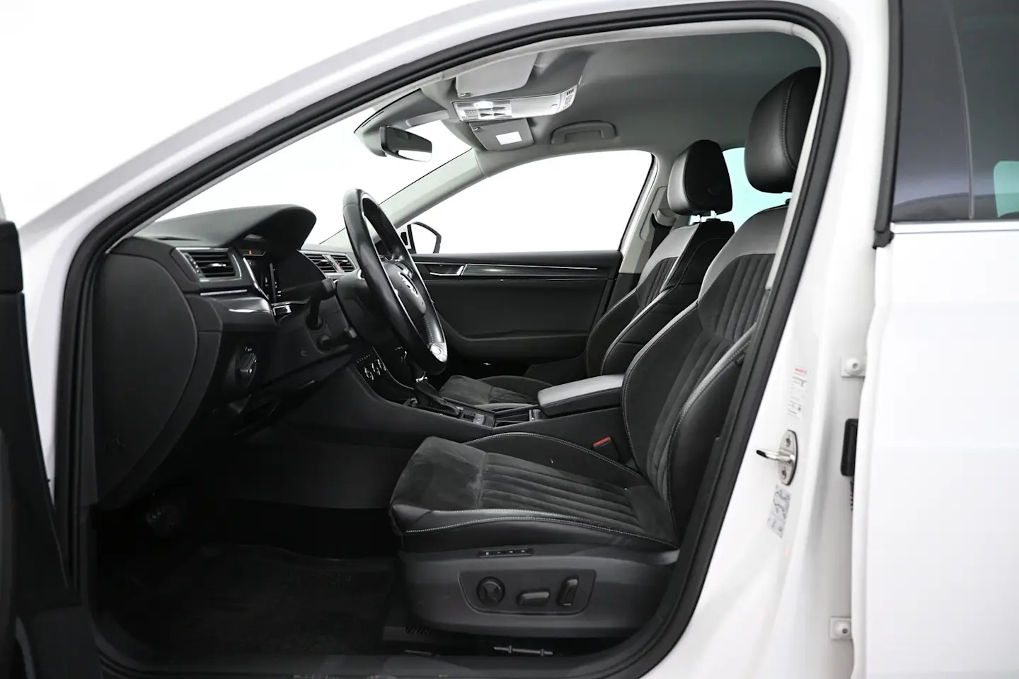 Car Image - 1hTWXRO9i0JH1CttTJJFt3