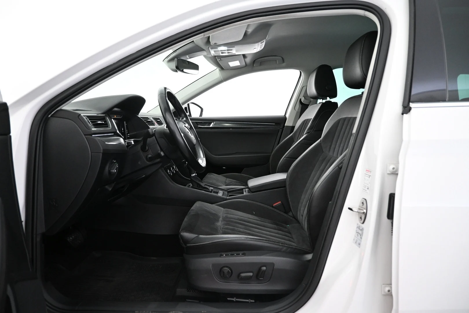 Car Image - 1hTWXRO9i0JH1CttTJJFt3