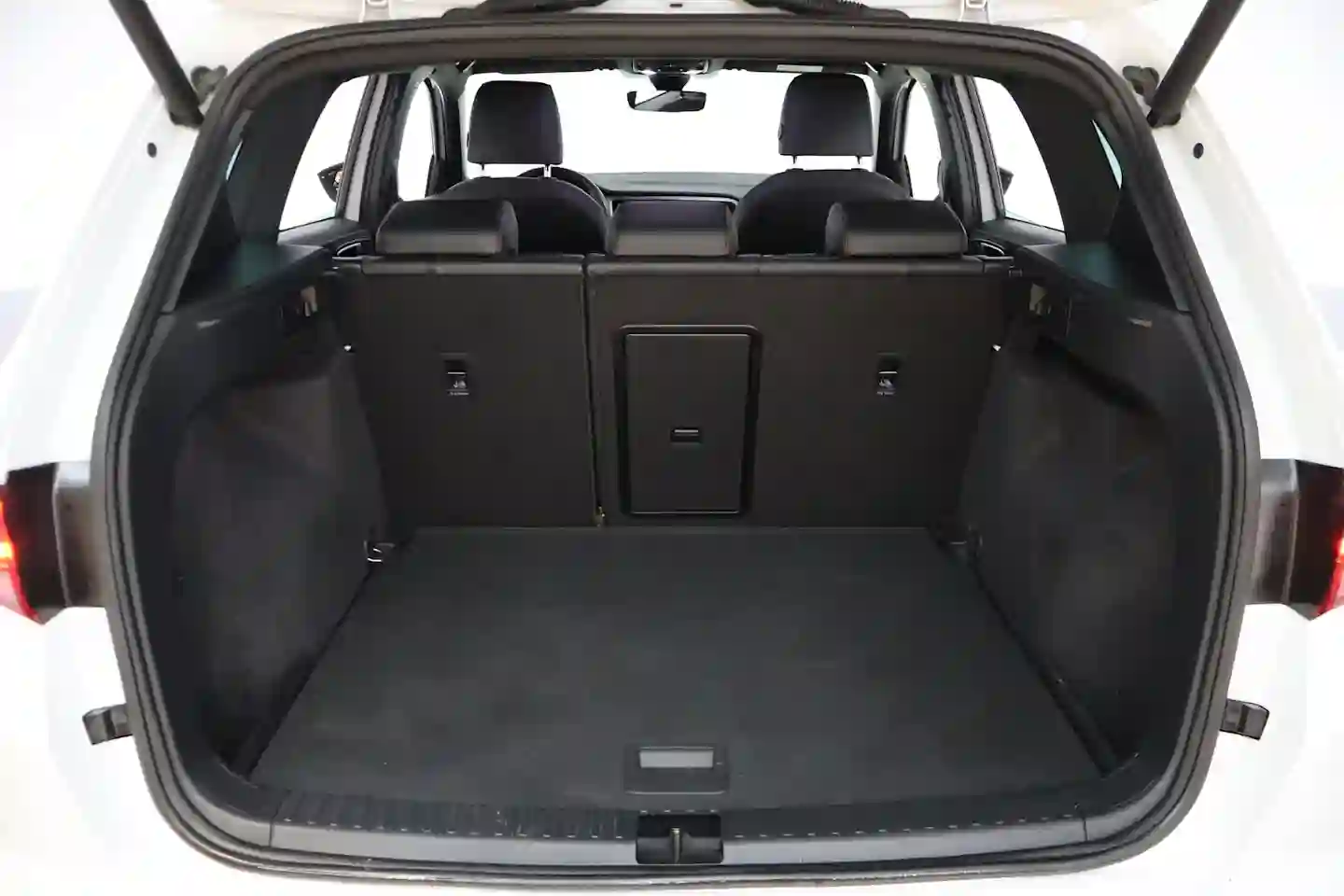 Car Image - 2IDL9CaAIrZQ7dg9oBM20G