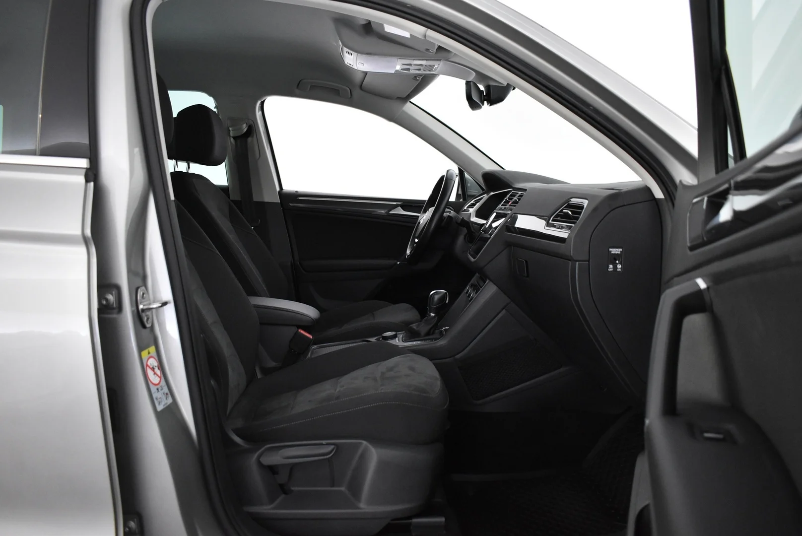 Car Image - 7MBUqWIdy4wViRUZf7mYTl