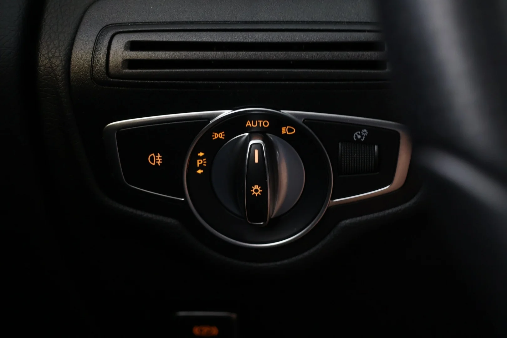 Car Image - vHEJ8MmtngngU5y10yVmE