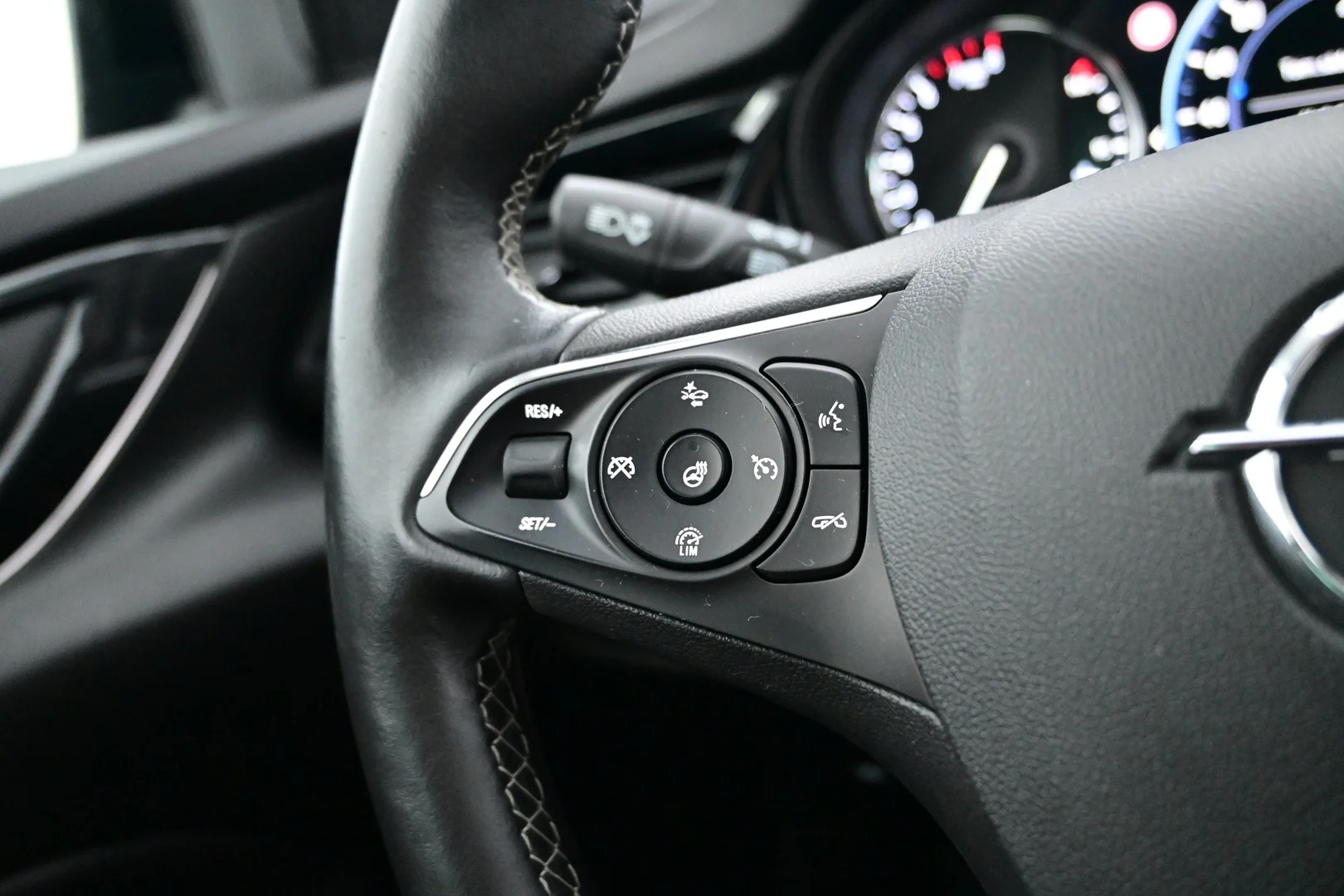Car Image - 6hSqBekpdz5MN4xhJeioer