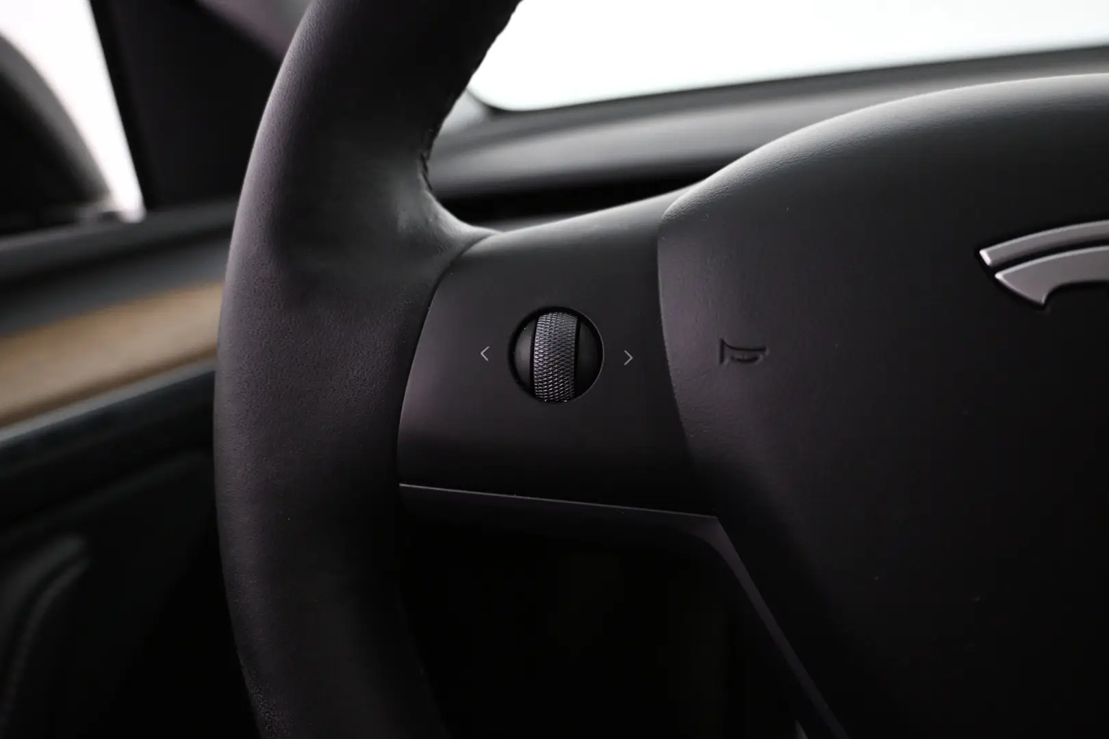 Car Image - YeU7dgEpor418BgxNPAI9
