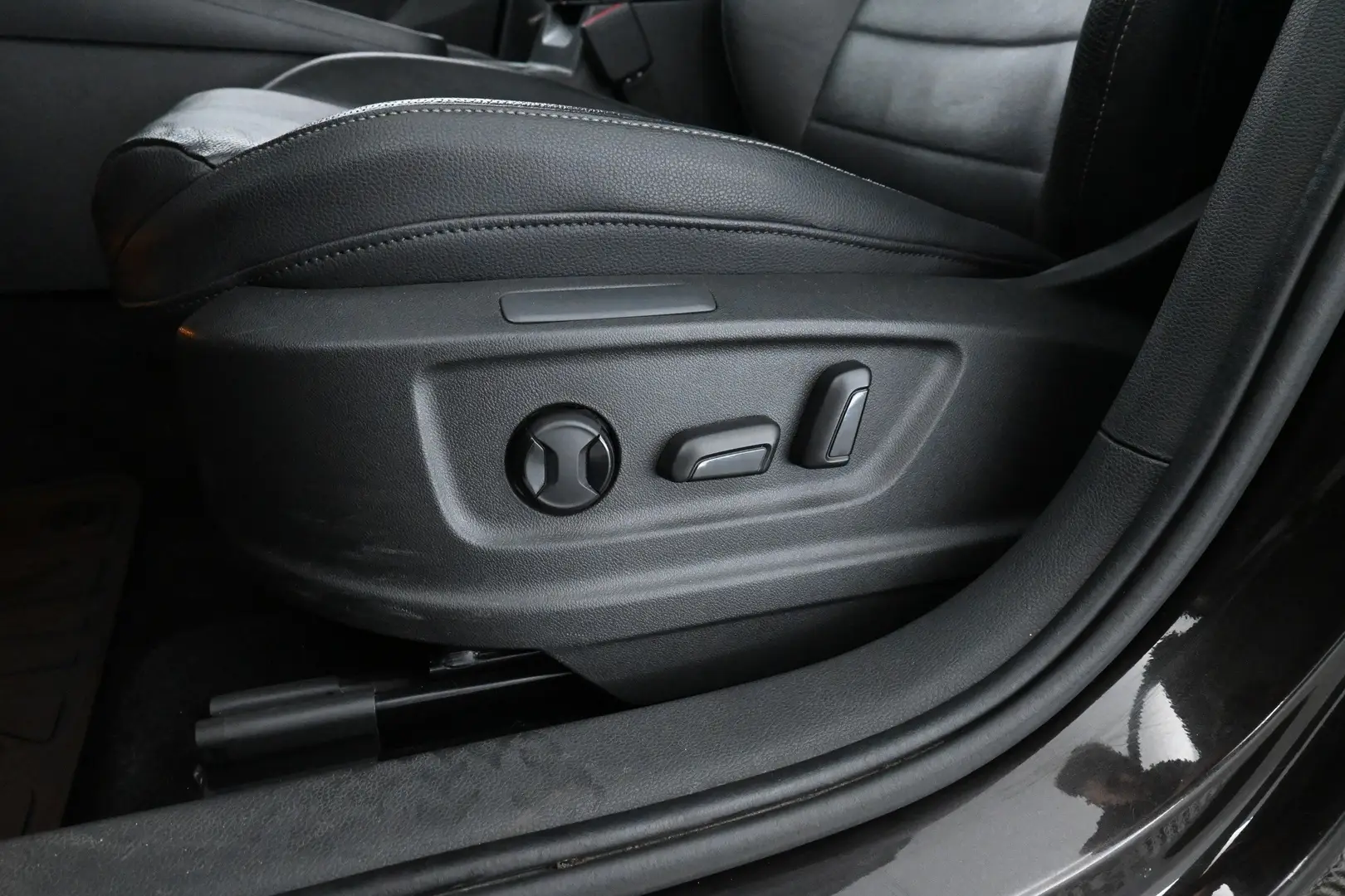 Car Image - 39ngd8bsj3lVx5vwpIq6Gv