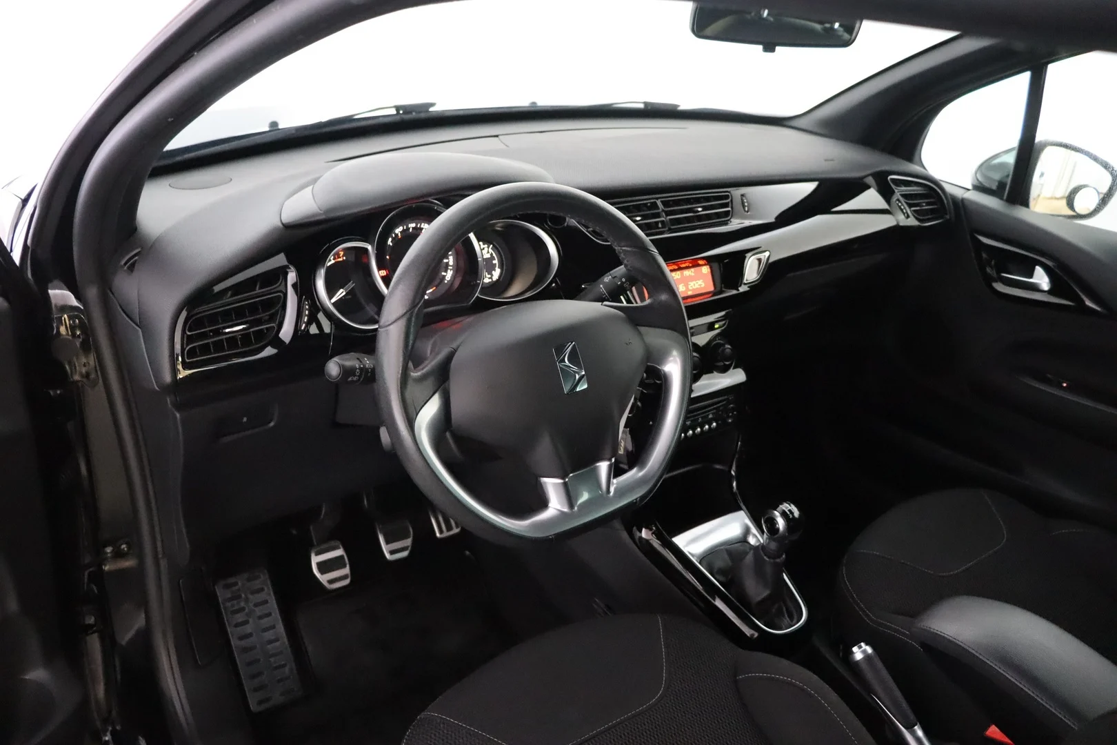Car Image - 3w6xQmO213cVdpf5lVkqrz