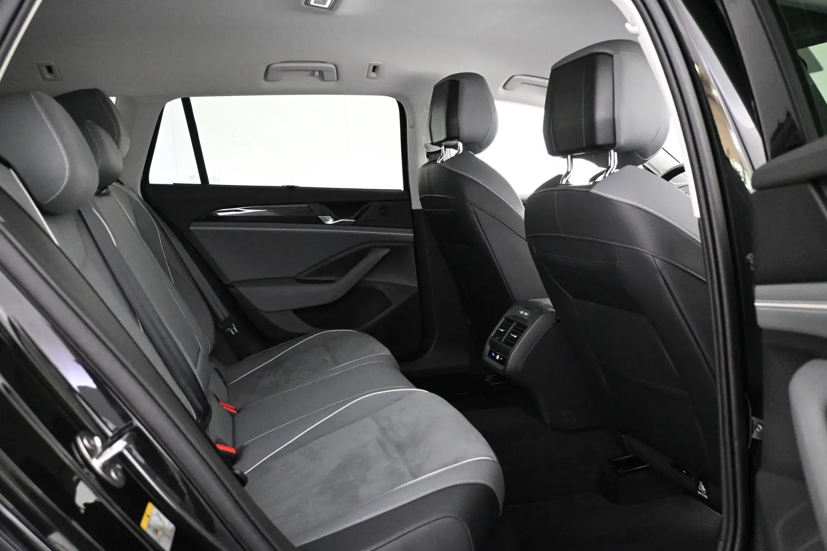Car Image - 3JSwX9fuPMHkVqxc0EzWtD