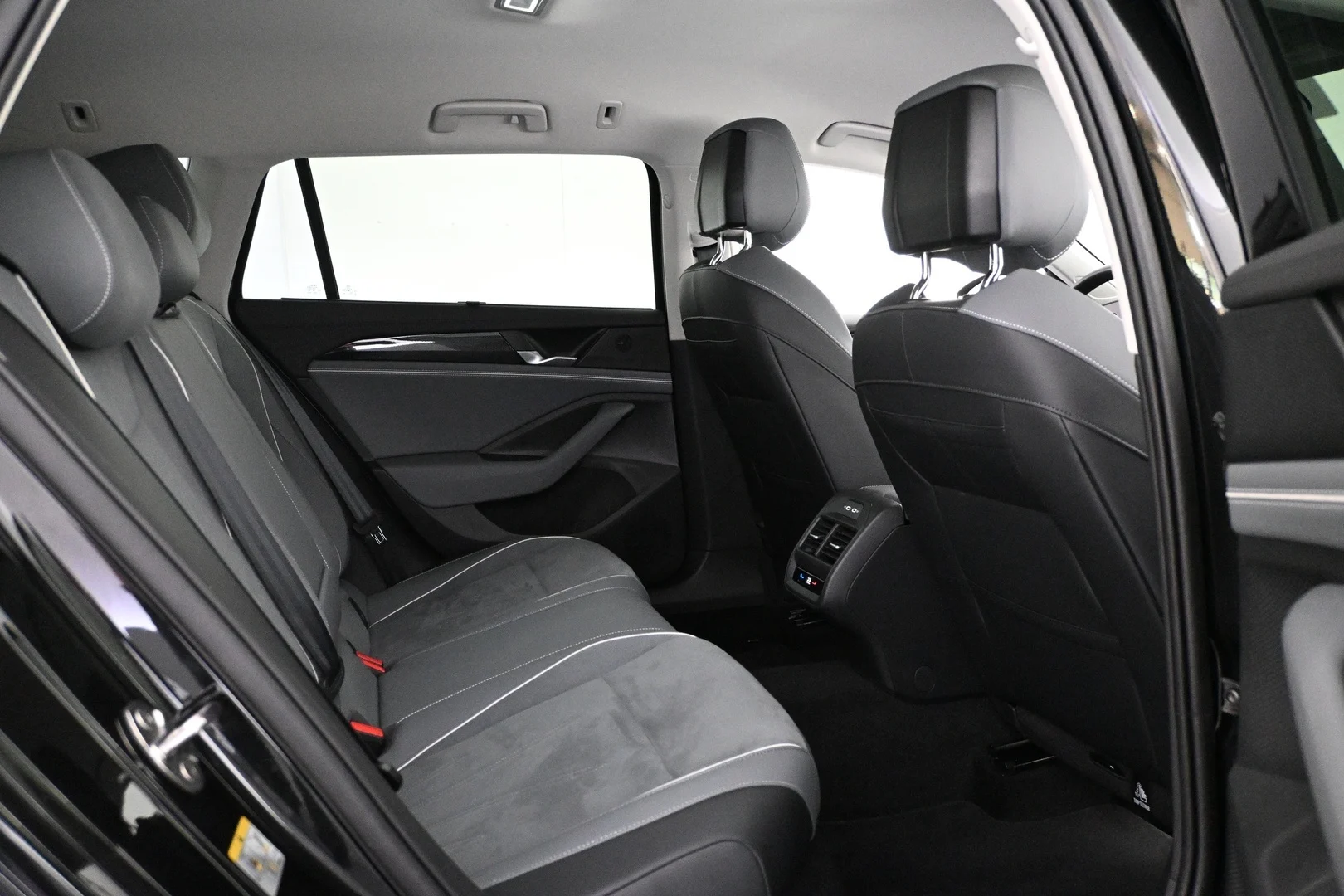 Car Image - 3JSwX9fuPMHkVqxc0EzWtD