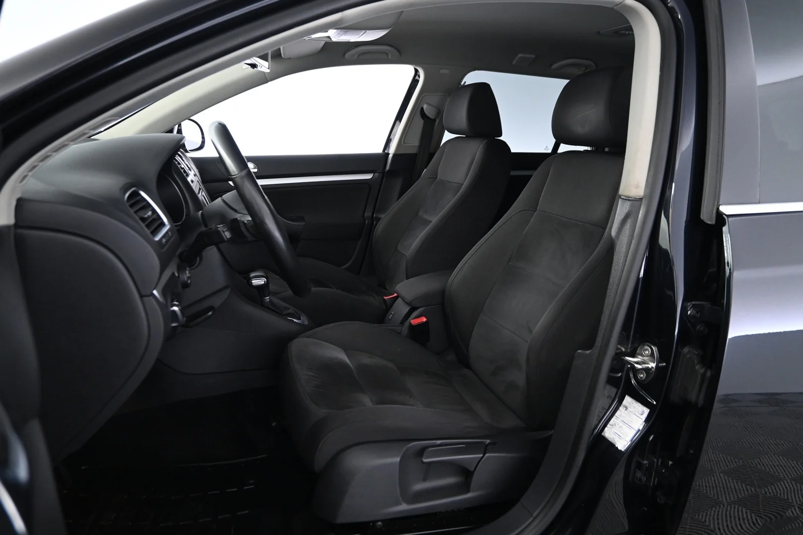 Car Image - 15GB2symRfGjtd1D8GNRcg