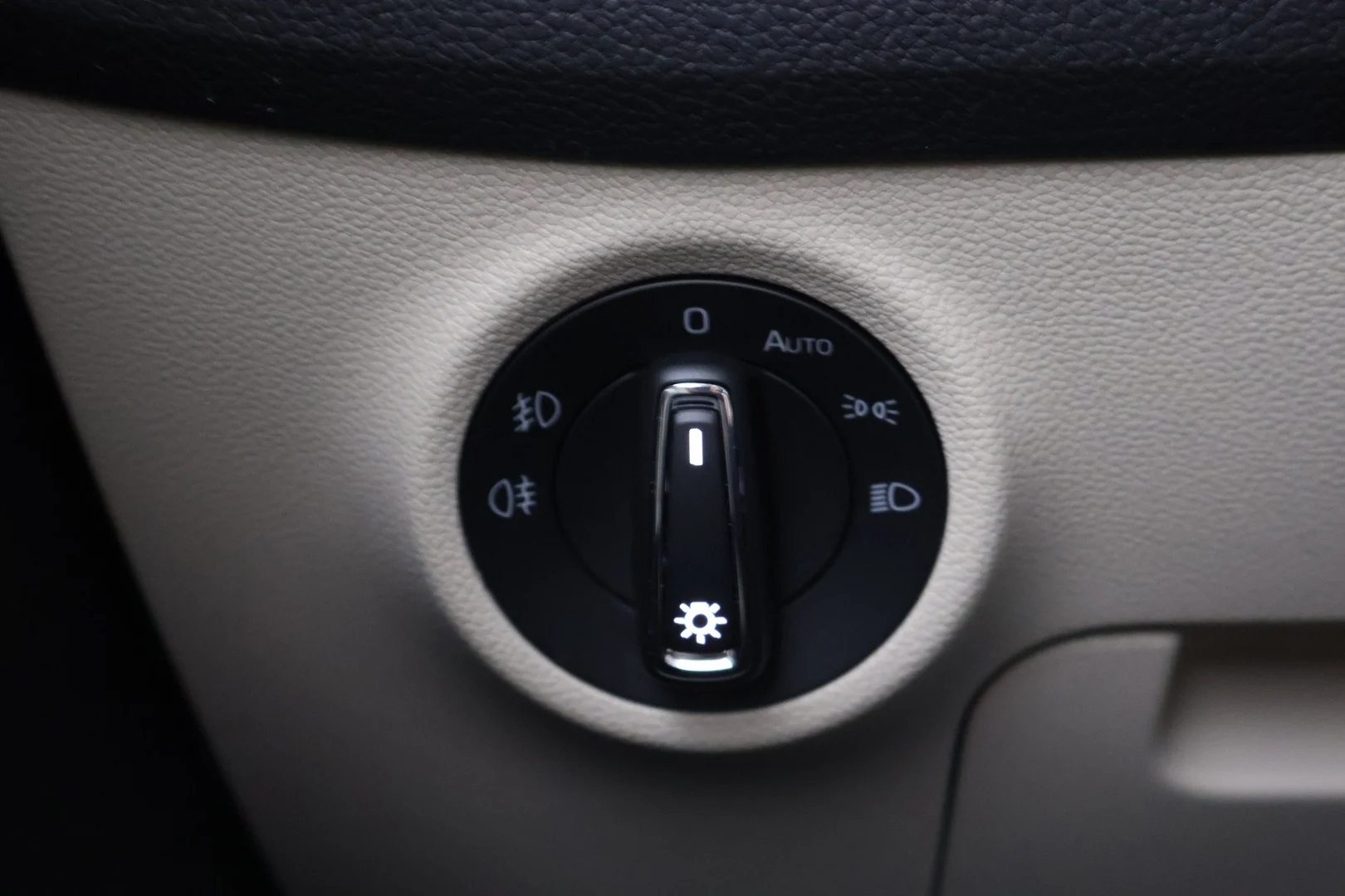 Car Image - 38jwPG4WIT9iSGSs9ddyEW