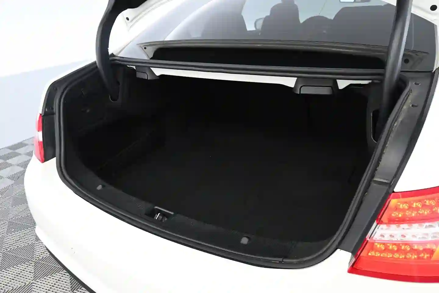 Car Image - eOtrXOnbG3N40wfuXa4ur