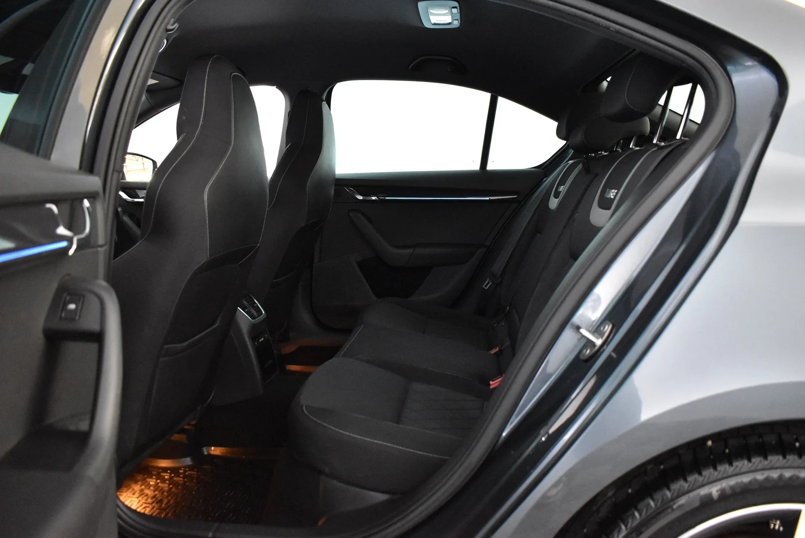 Car Image - 6oKzbfrQbooaz7rsUARz6u