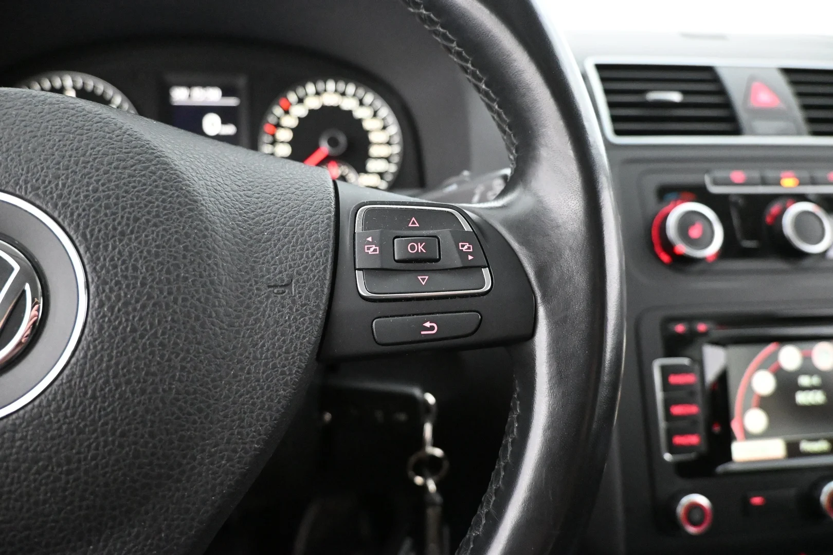 Car Image - 3IVJxxnVImVaTliDIR8Ewf