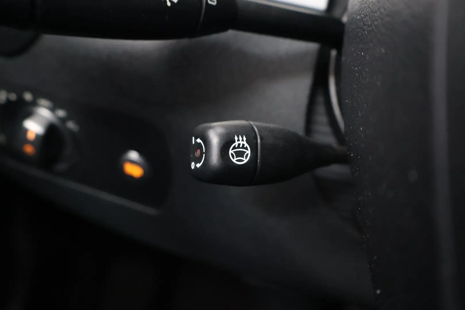 Car Image - 5CYg7B1afyyczUASzCwrWe