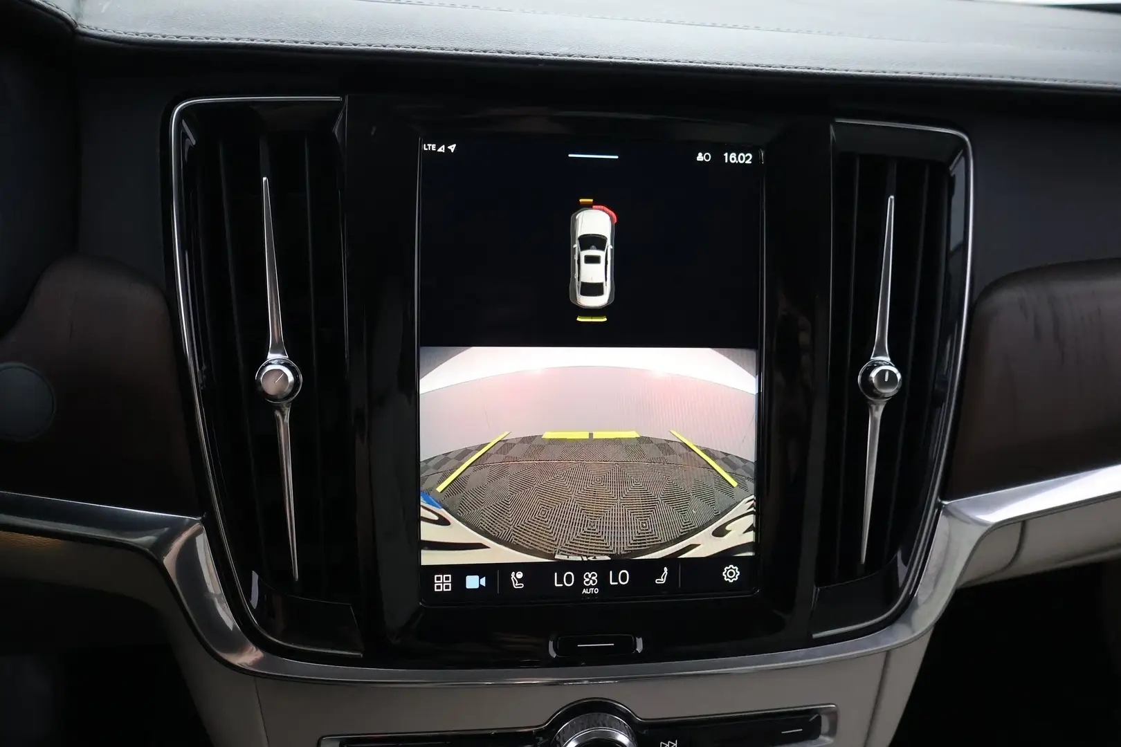 Car Image - rsrT9txfg9CElAnVdHzcE