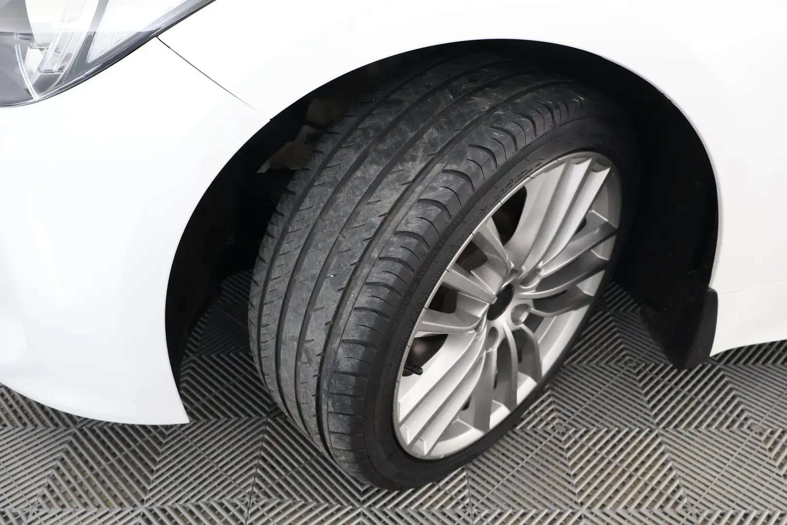 Car Image - 3Nnq1lwnS3l5zAJZ5hVF5v