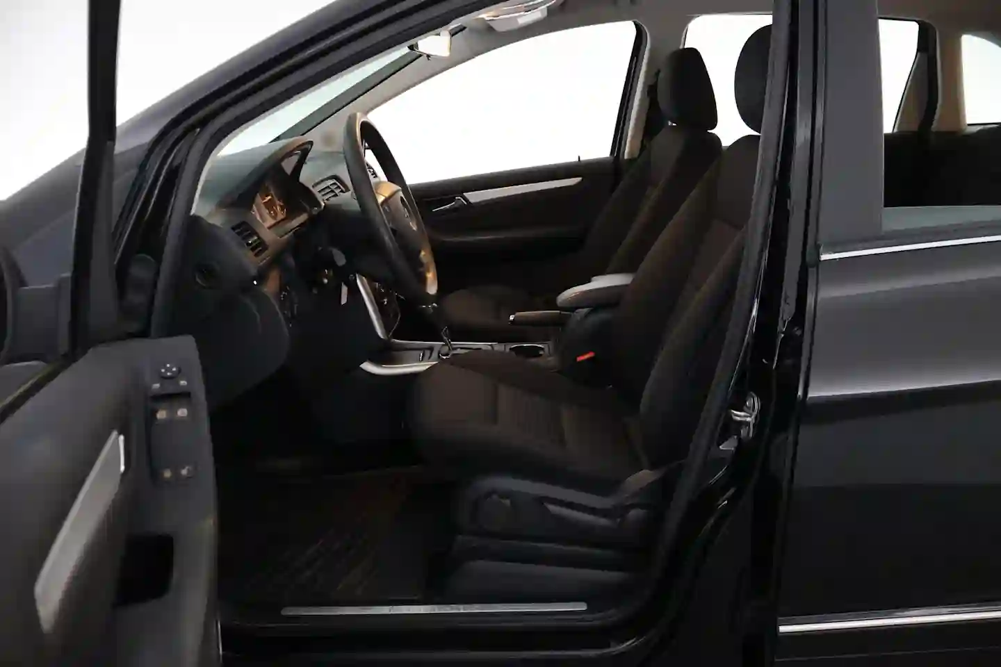 Car Image - 2pvQX6CKiB5zWtb3jeL3C0