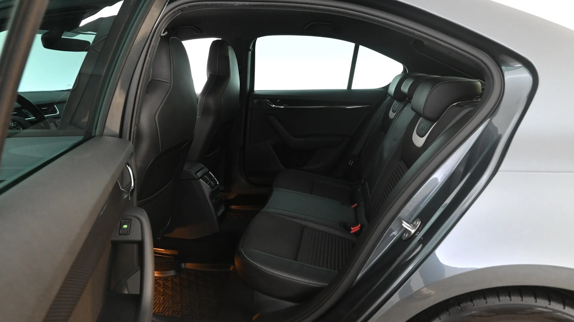 Car Image - 3BfciMCQhycyIwNeEGBNHw