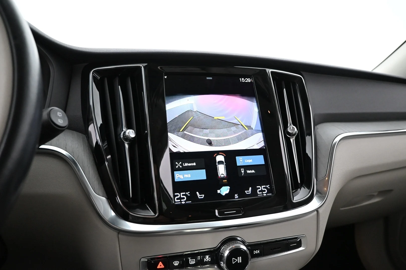 Car Image - BOeo3idWg761DcYUrPY8O