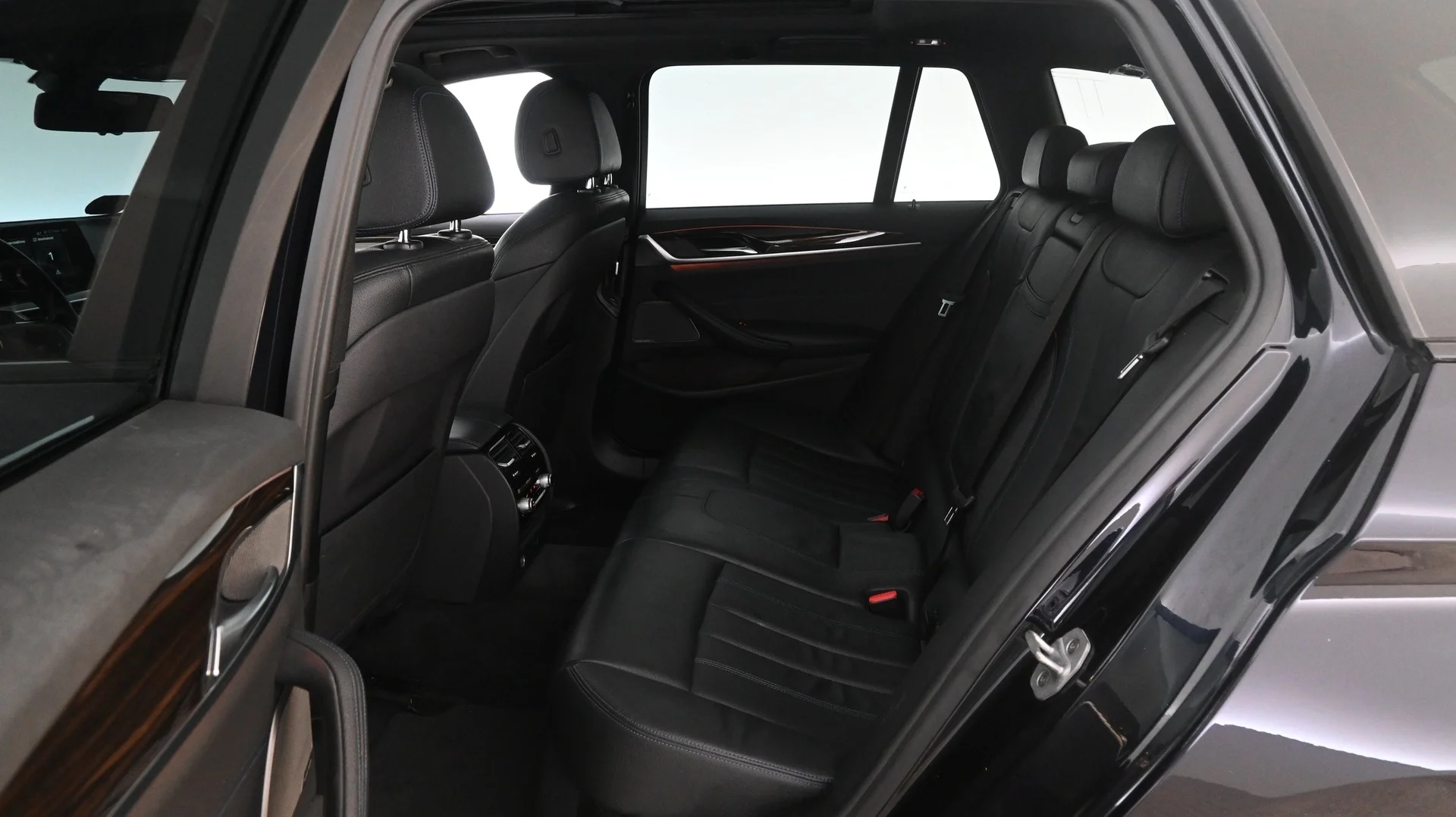 Car Image - L40N8leRi4Gh4MzfC8IdG