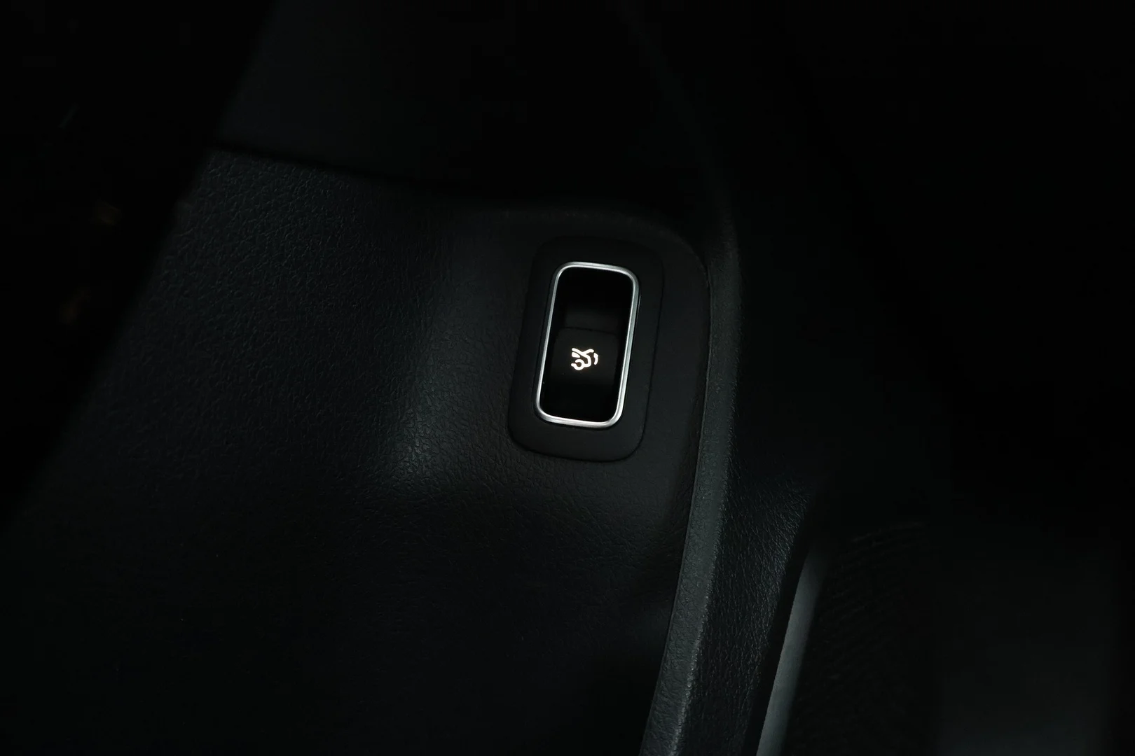 Car Image - hrM2KJwRO1xD3bVzeC21L