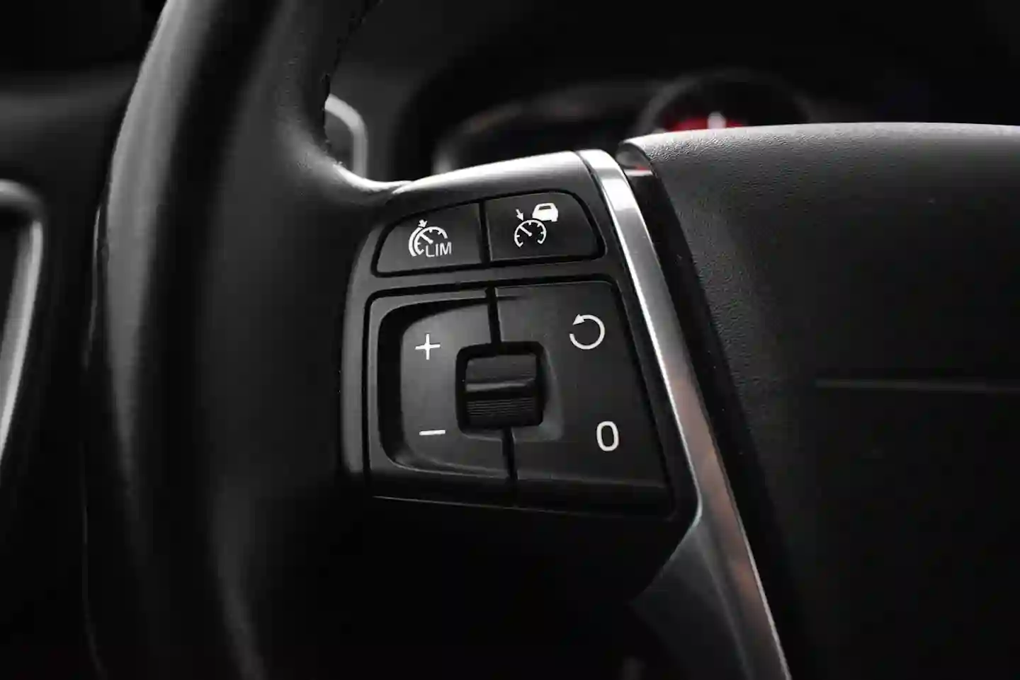 Car Image - mK0RS0aUzjF8TR6J5GaXl