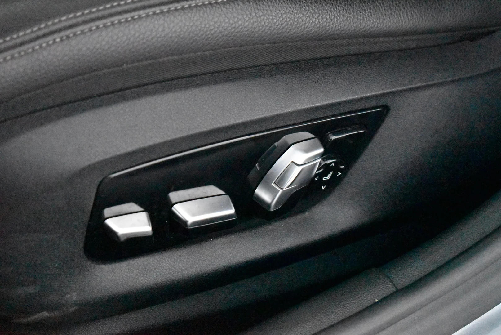 Car Image - 10x7DI300gjr3XC7yxPZQn
