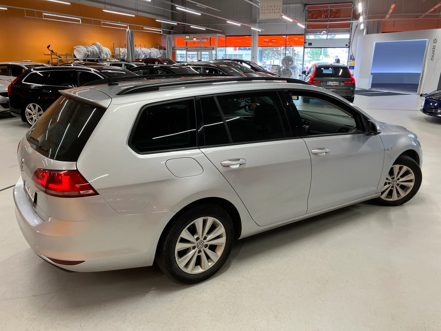 Car Image - VNEKYuxP5jlE6CrFzoi9t