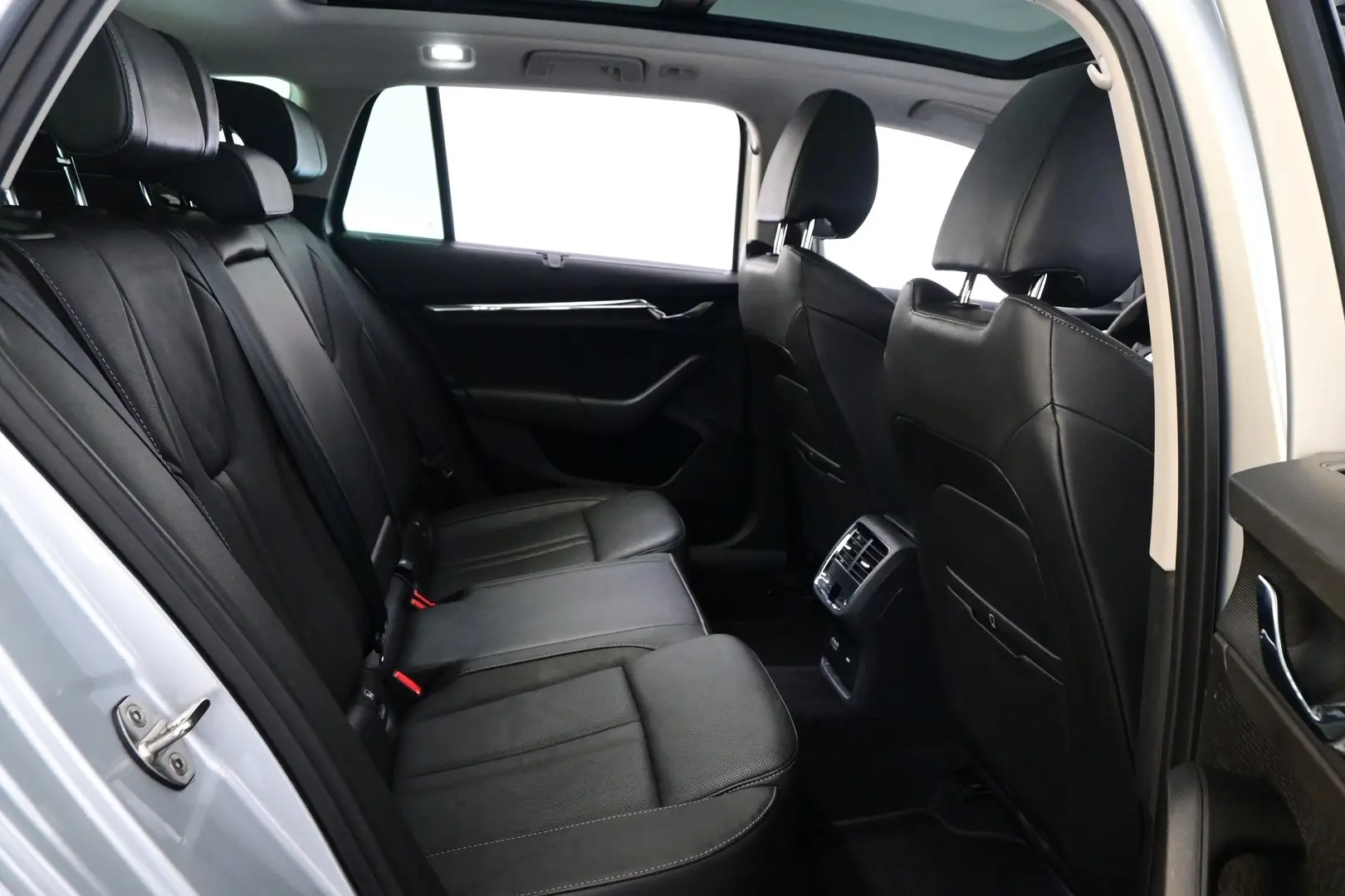Car Image - 3Pv3eAf7zdrrwhhk27njfv