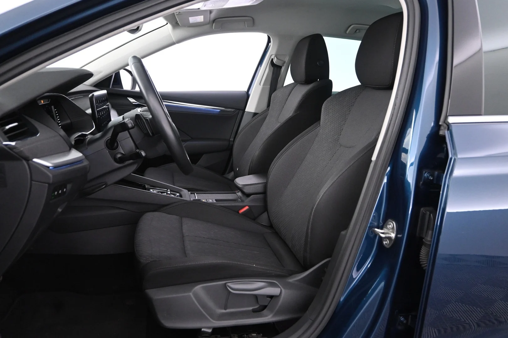 Car Image - 2sFzSRXANkCudJ4INJ7zTq