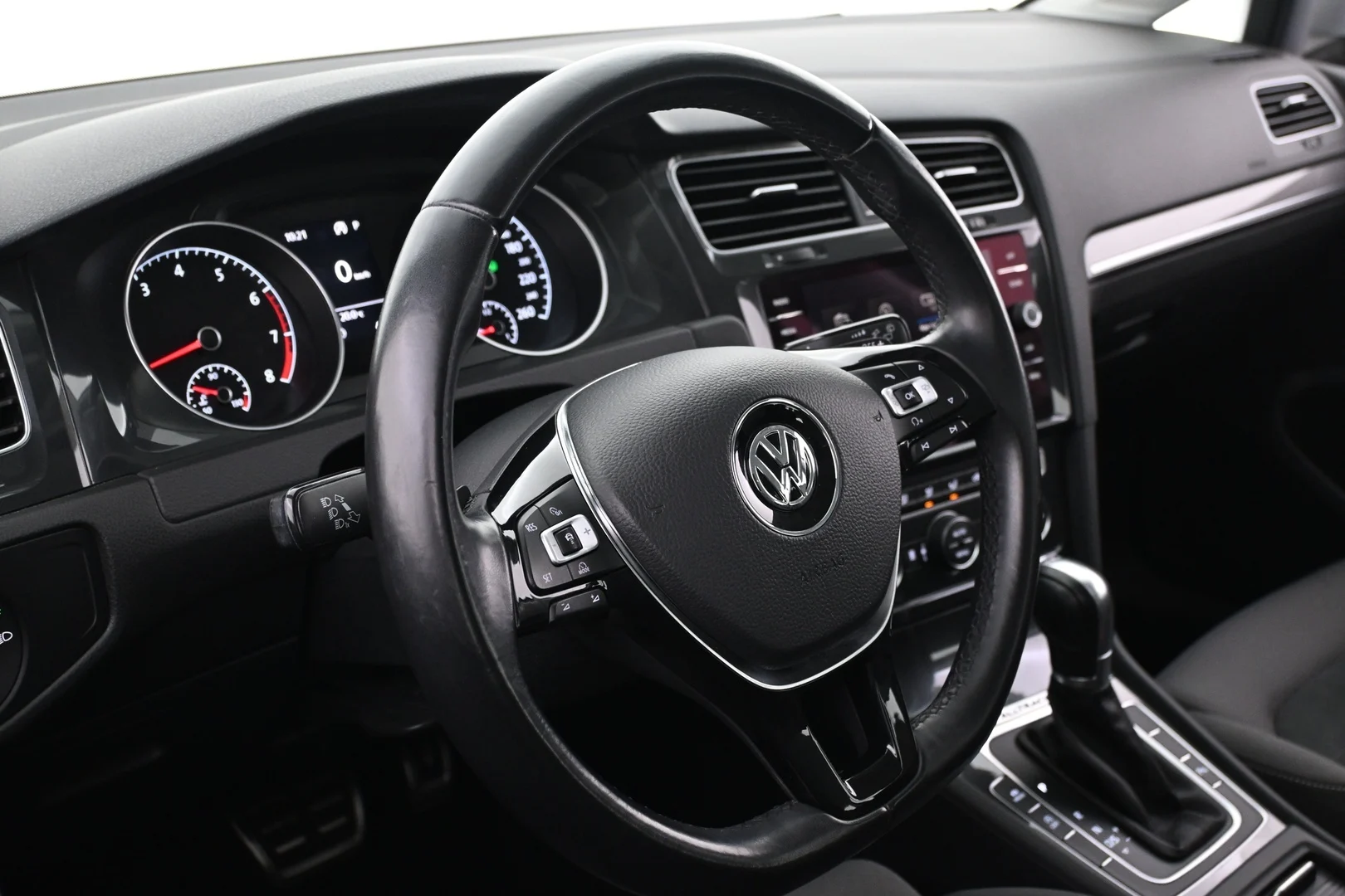 Car Image - 6nU3Ot2i98qwVUFoIeYMtM