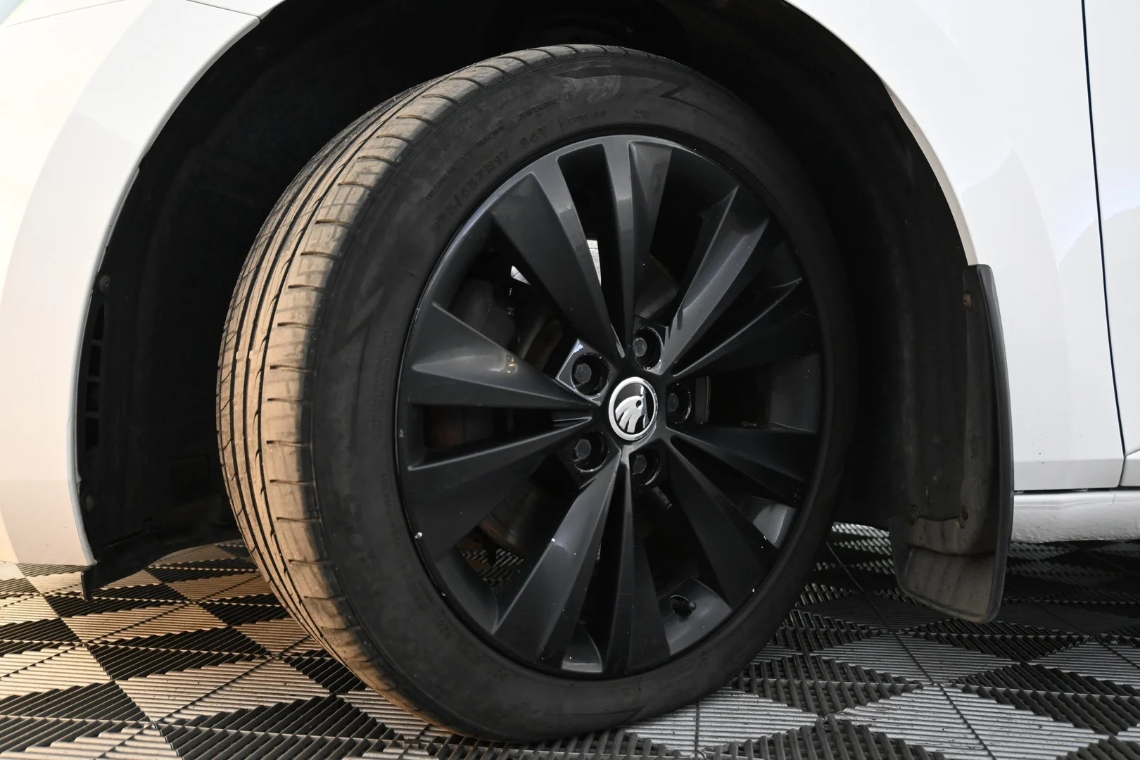 Car Image - 7psH3zEc7lvl0AlSPp0YVG