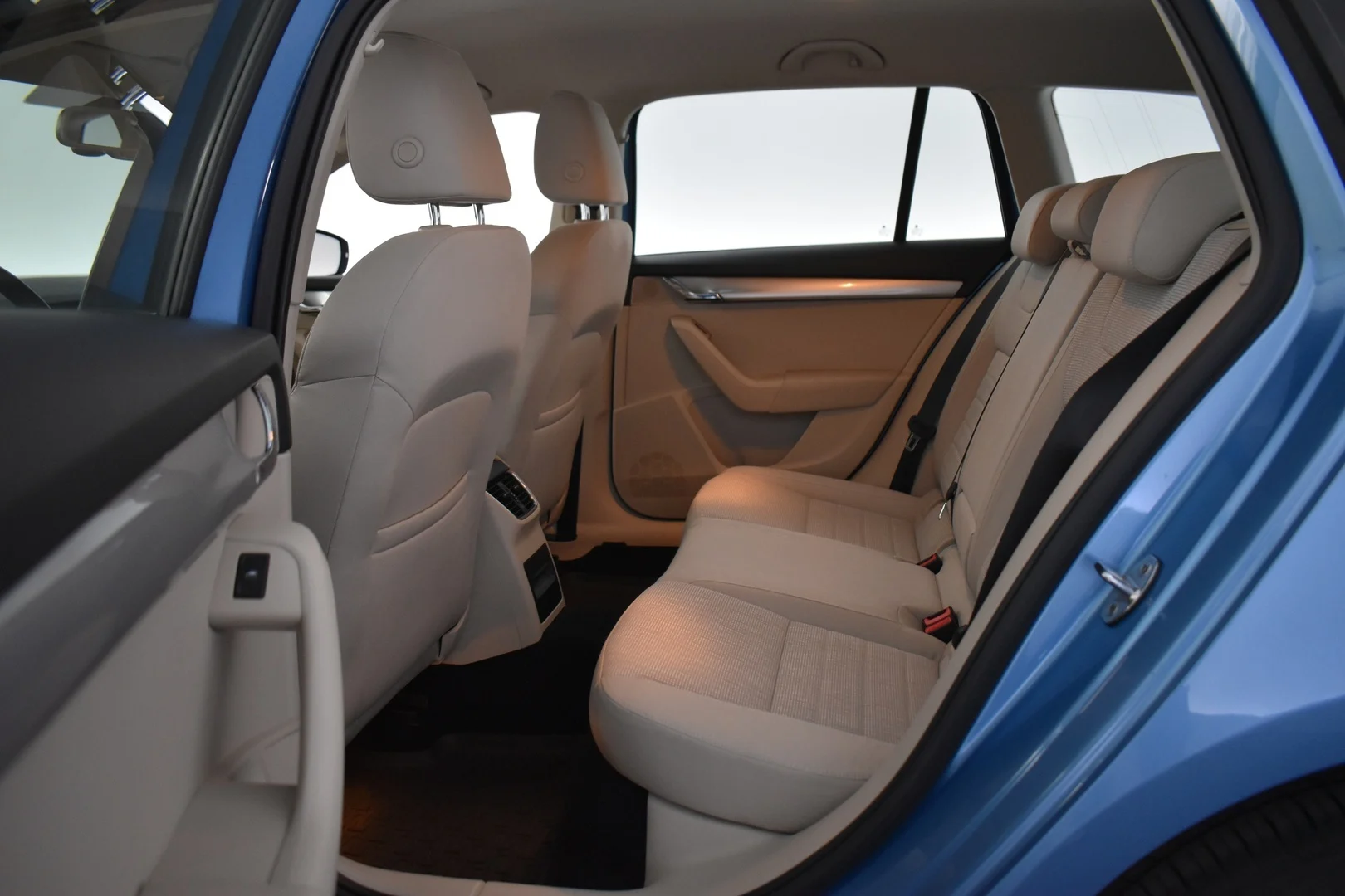 Car Image - 1YcPP6LFXDmxRB0YGDuGXX