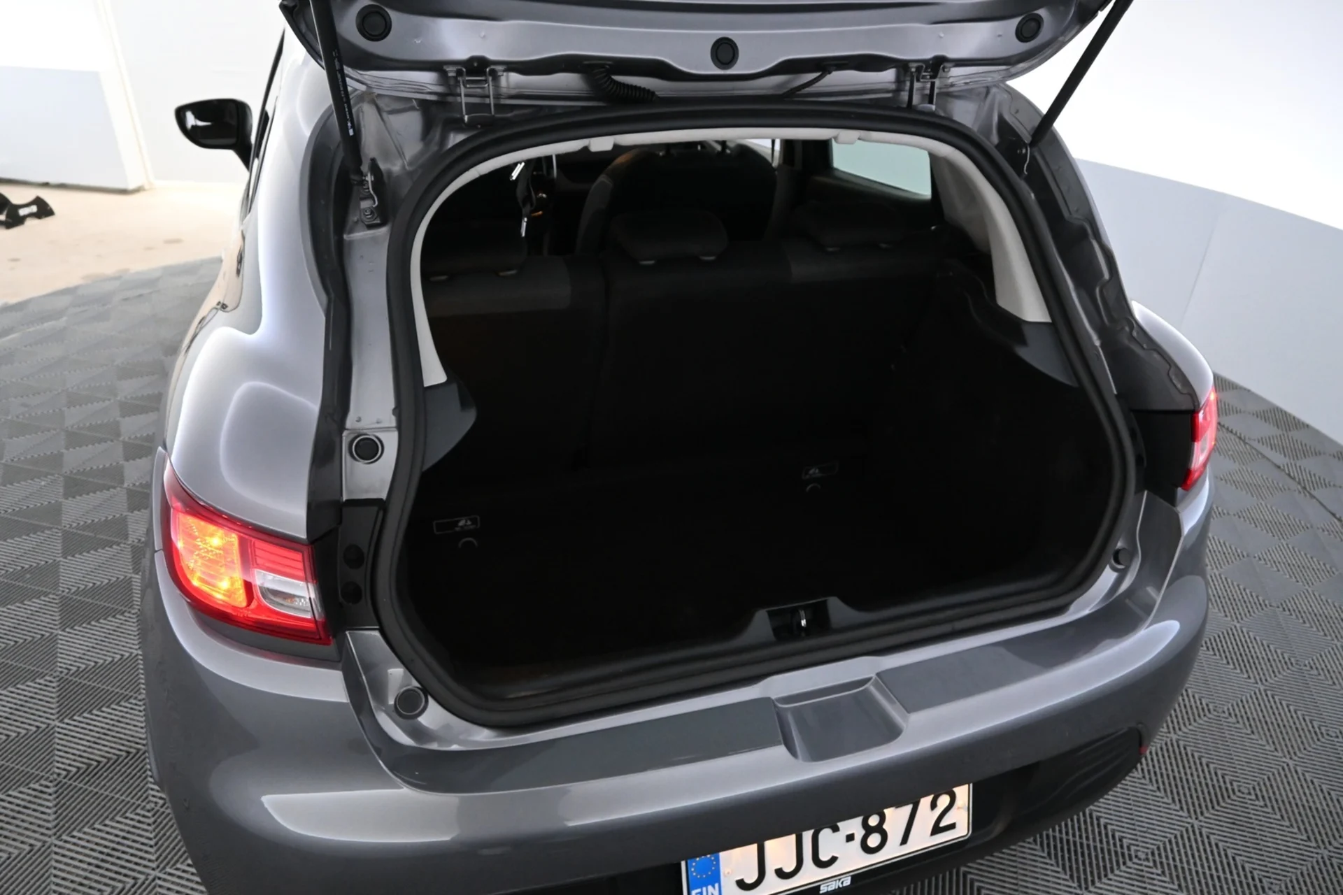 Car Image - 2zEkjIQlMg8DAaJ3yujNyO