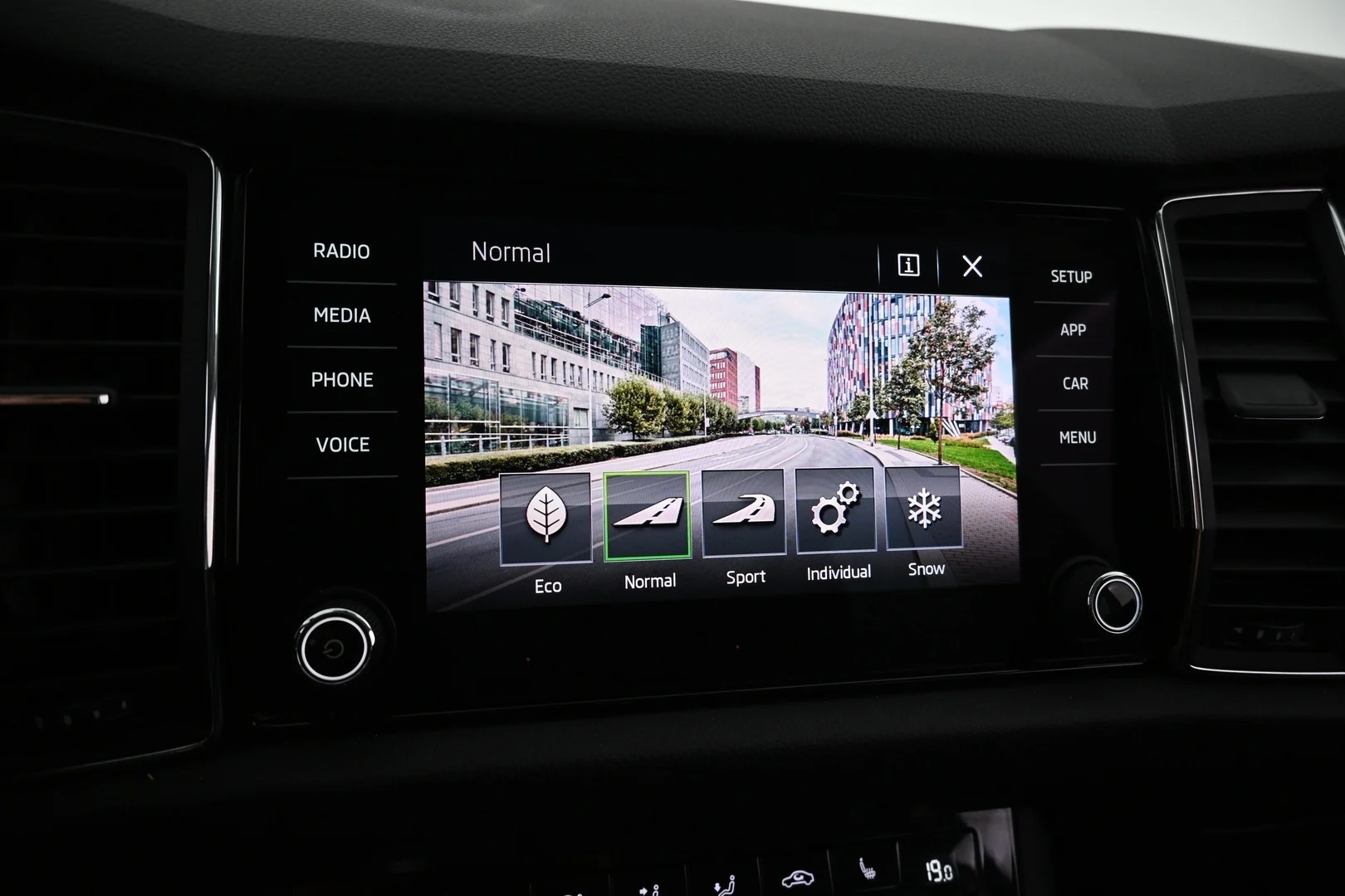 Car Image - 78qsuQZrU1wjsuHtzvtKcH