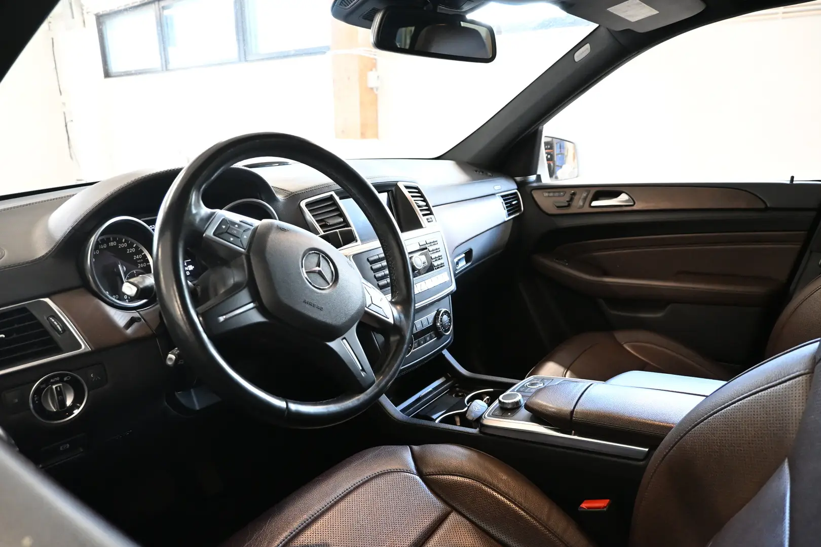 Car Image - 2H32mxr6qkgfHvuxbibUSz