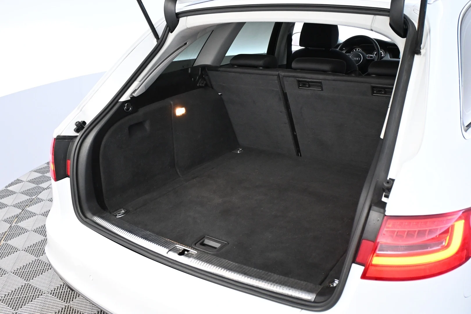 Car Image - 52ecMFkkl597ONUIAdde5w