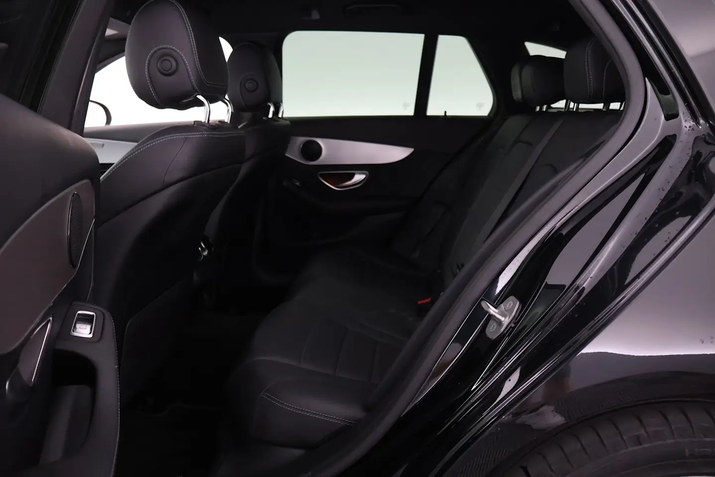 Car Image - vy95LyrUhFN5wewmFlvF1