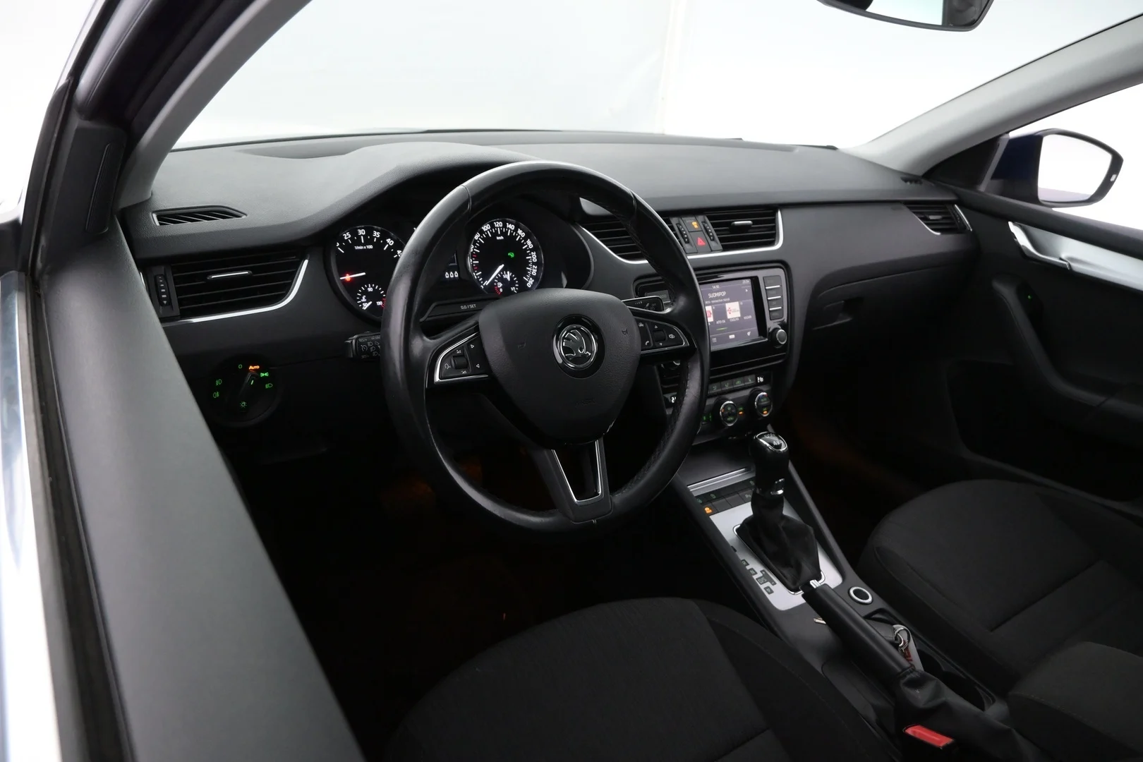Car Image - 72SFiUHqw3k0LLy9IqUhzn