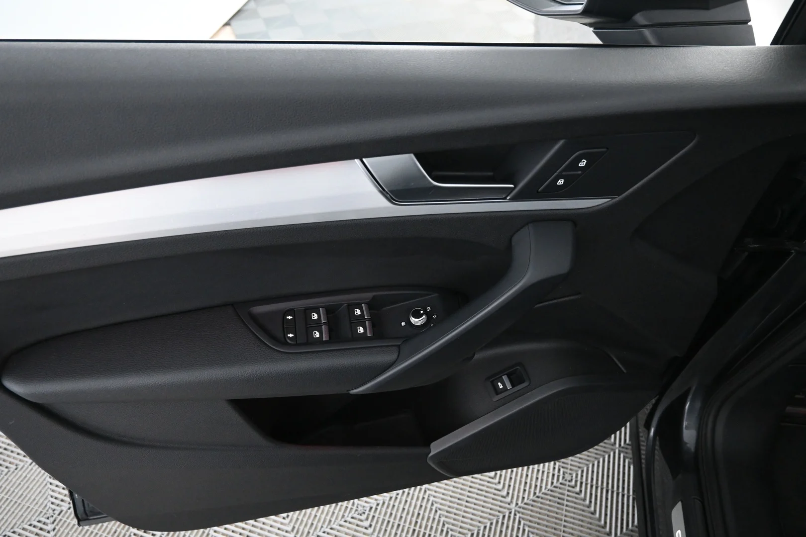 Car Image - JchVWG8fCsDUmIMJ4pog0