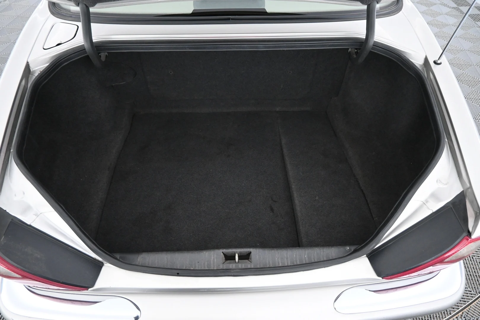 Car Image - FwyJT6Ga9AAlmVO8qm1Q8