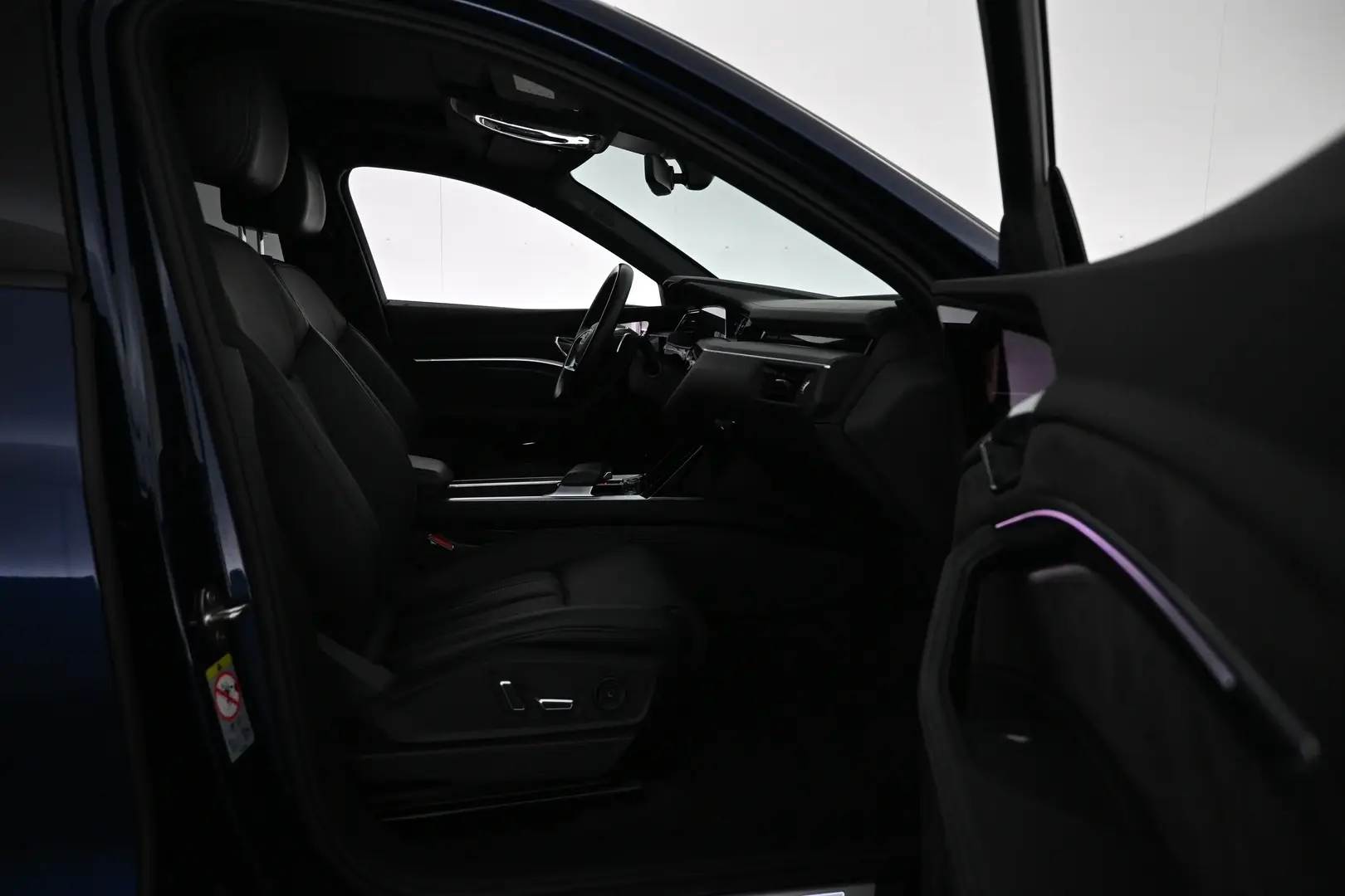 Car Image - tKKS5jwDeA3k77Ww1semz