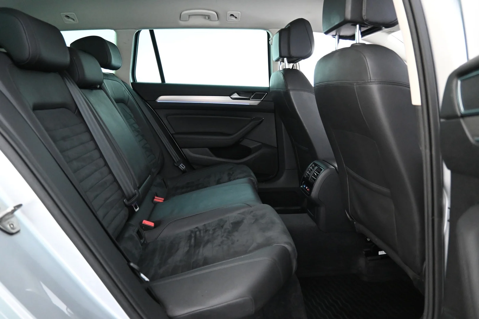 Car Image - 3Kfiu7oIfEuxYT8KgYBhAZ
