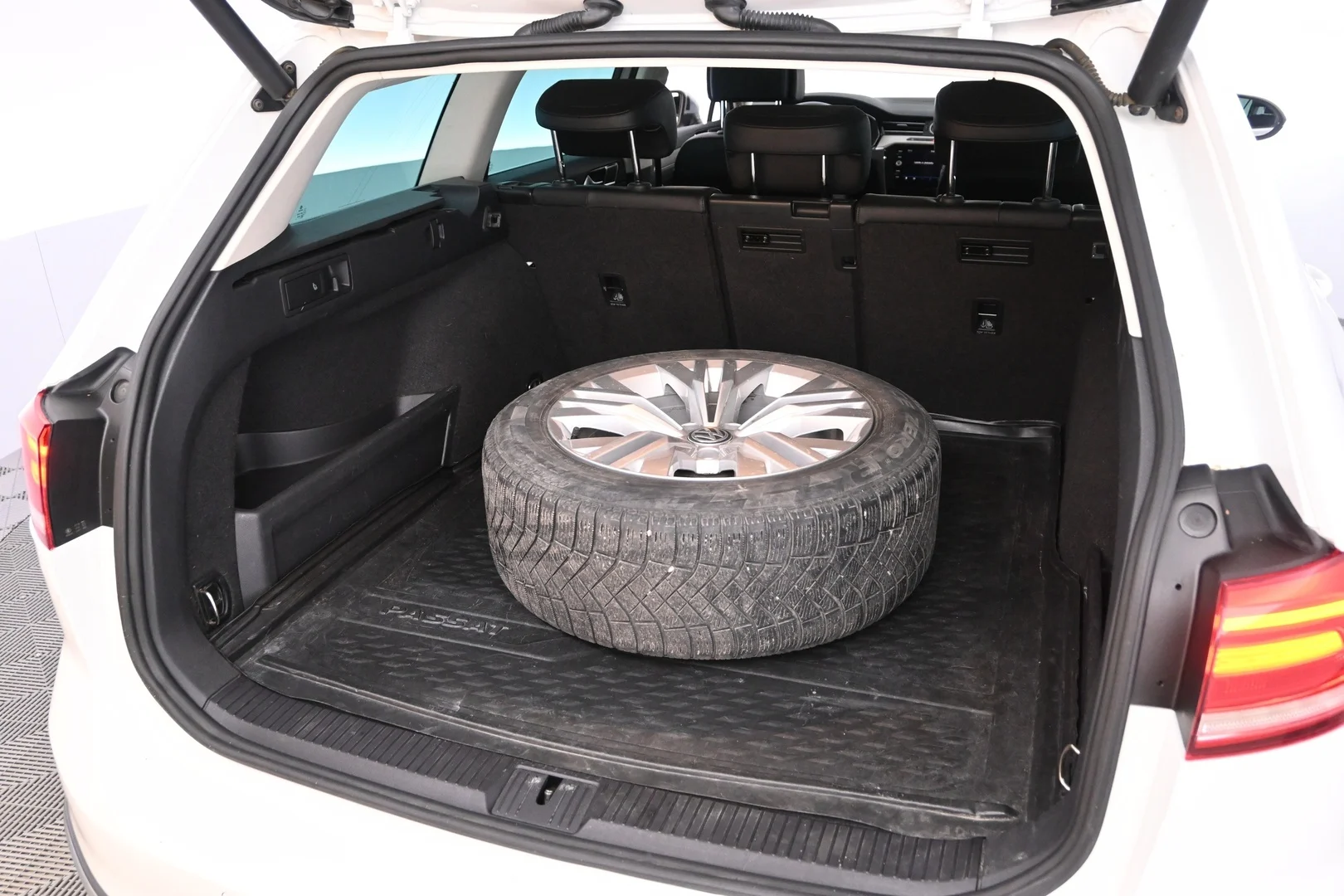 Car Image - 5ggqdE5MUogeGuSrrj2BiC