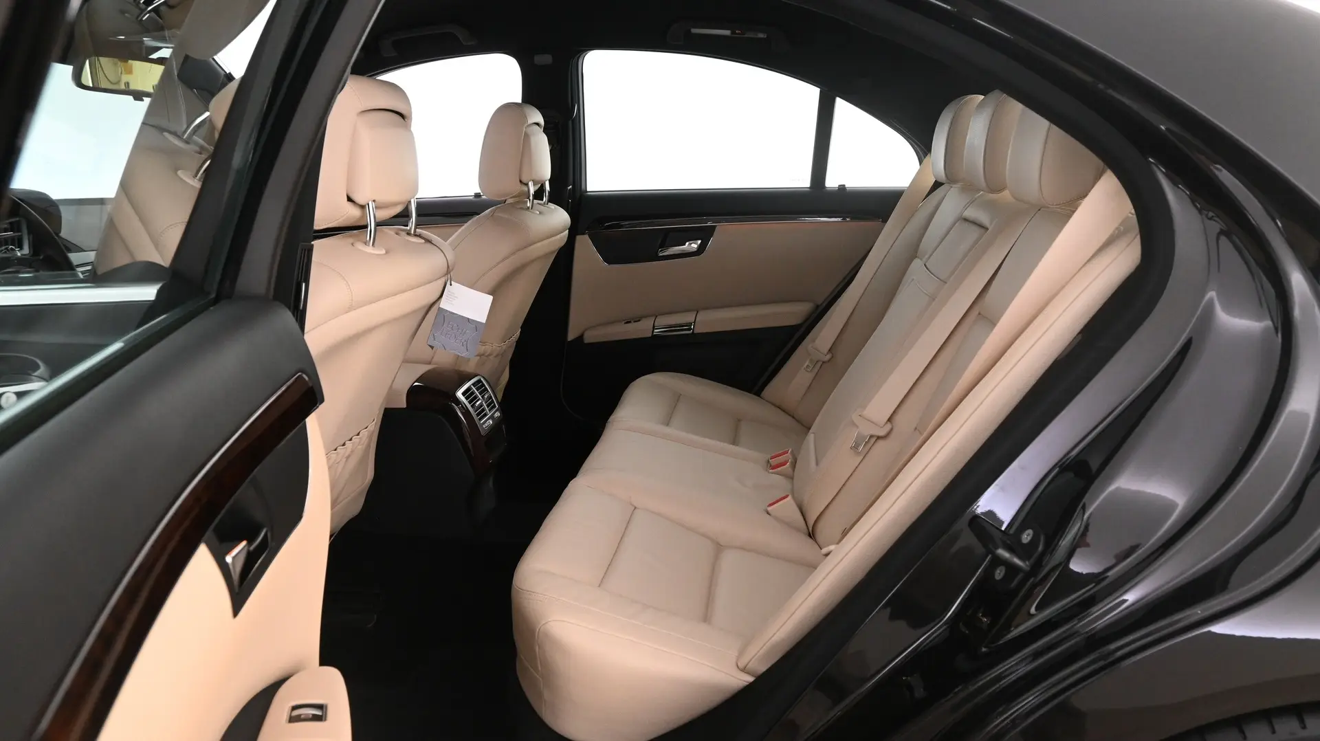 Car Image - 2jjB1OiW6LEvzJjcJ4Rp6z