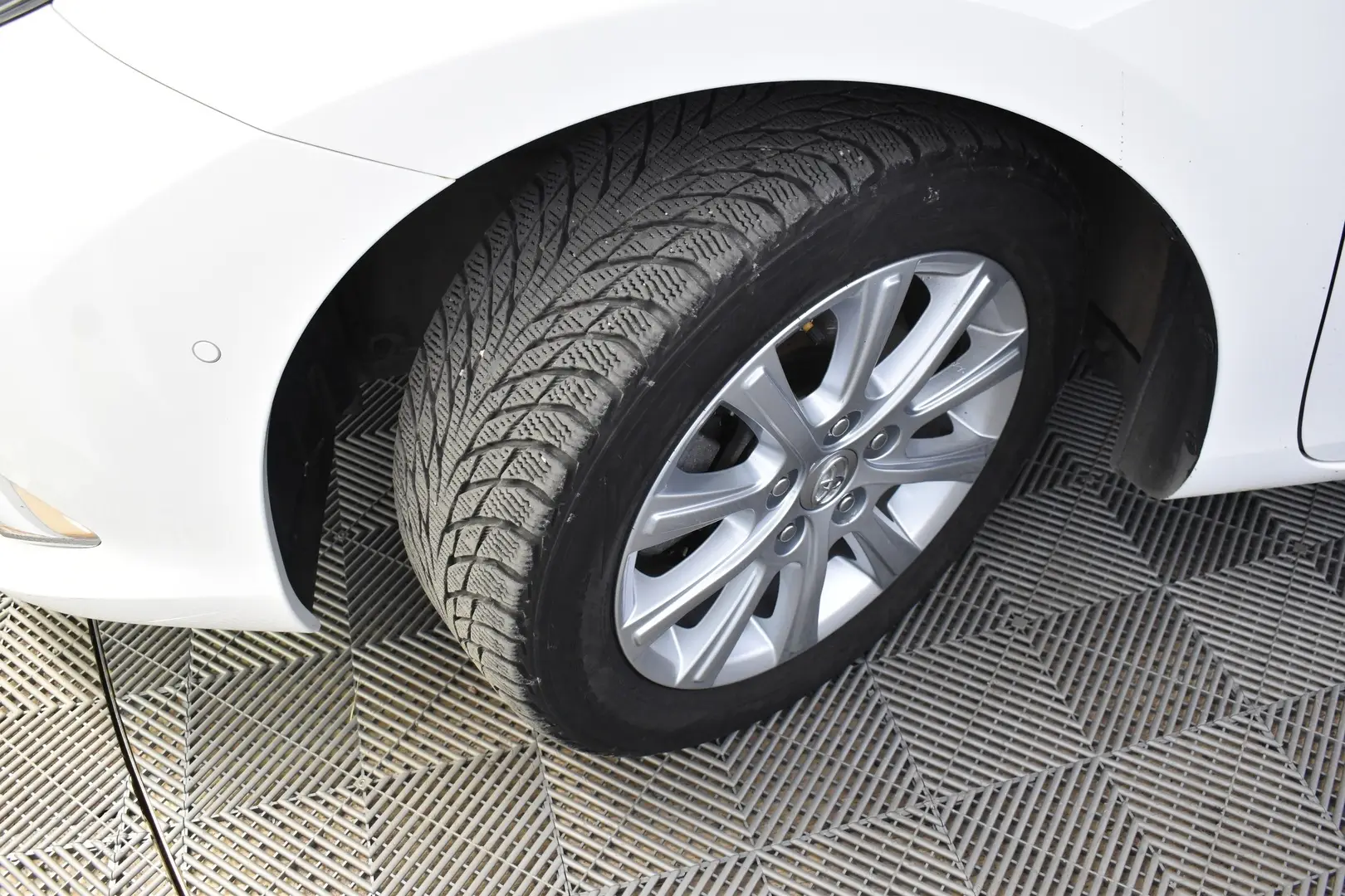 Car Image - 716sLpc6D9aXnenV5L3NyL