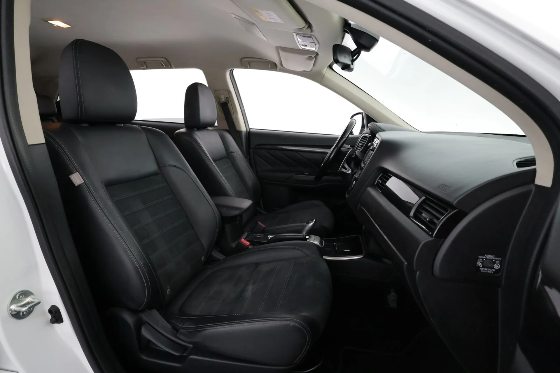 Car Image - 4Ym8lT3vHlbhAoj3nLgusf