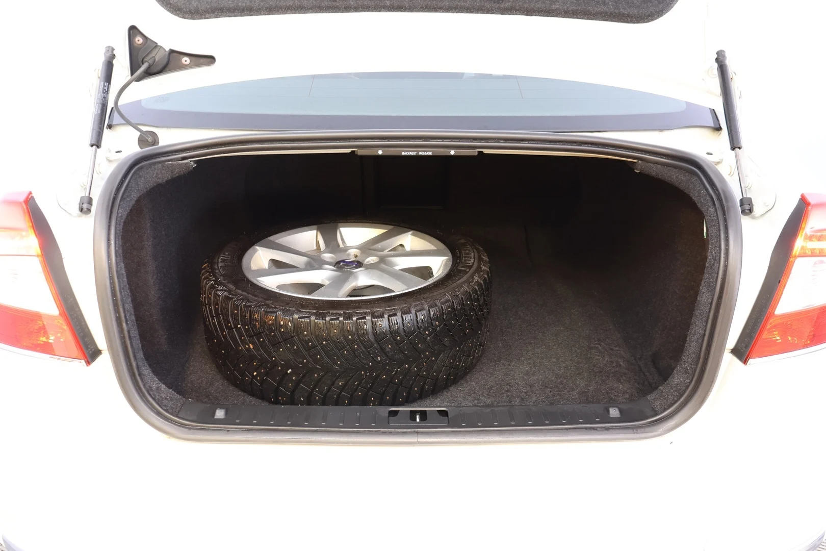 Car Image - 7yW5RNmZXe7bPM9hLv69xx